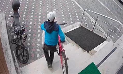 A­y­a­k­k­a­b­ı­ ­v­e­ ­b­i­s­i­k­l­e­t­ ­h­ı­r­s­ı­z­ı­ ­k­a­m­e­r­a­d­a­n­ ­y­a­k­a­l­a­n­d­ı­ ­-­ ­Y­a­ş­a­m­ ­H­a­b­e­r­l­e­r­i­
